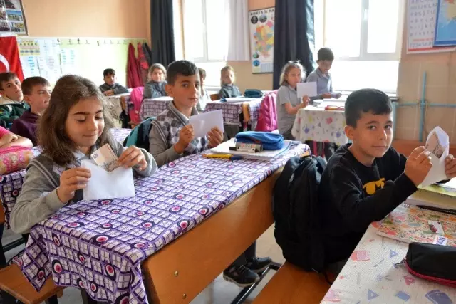 Öğrencilerden Mehmetçiğe destek mektubu ve Türk Bayrağı