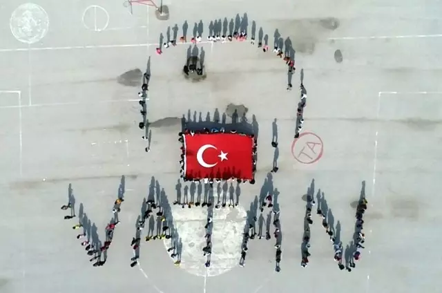 Öğrencilerden Mehmetçik için 'Selam olsun şanlı ordumuza' temalı 'Vatan' koreografisi