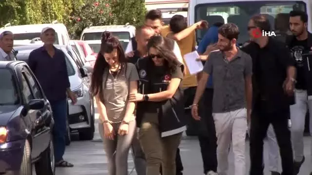 Uyuşturucu operasyonunda 'Ben içiciyim' diyen genç kız, yanındakileri ihbar etti Uyuşturucu operasyonunda 'Ben içiciyim' diyen genç kız, yanındakileri ihbar etti
