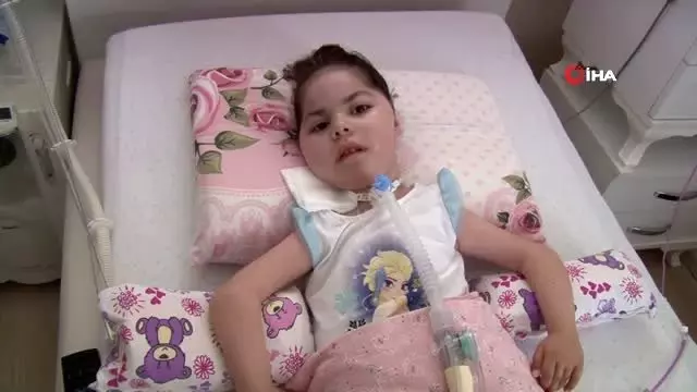 Solunum cihazı borusundan 3,5 yıl aradan sonra gelen 'anne' sesi duygulandırdı