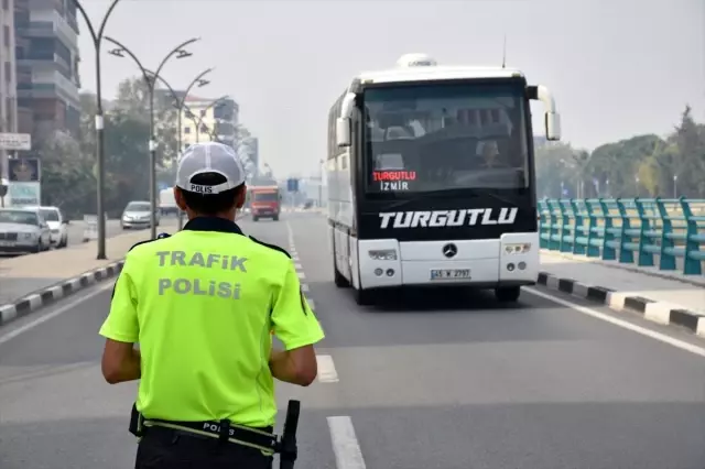Turgutlu'da 'yaya önceliği' uygulaması Turgutlu'da 'yaya önceliği' uygulaması