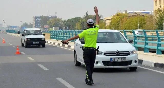 Turgutlu'da yaya önceliğine uymayan sürücülere ceza Turgutlu'da yaya önceliğine uymayan sürücülere ceza
