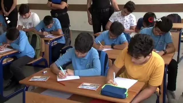 Adanalı öğrenciler Mehmetçiğe mektup gönderip selam durdu Adanalı öğrenciler Mehmetçiğe mektup gönderip selam durdu
