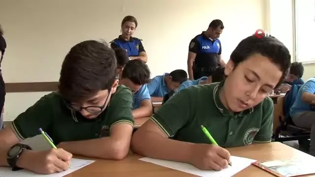 Adanalı öğrenciler Mehmetçiğe mektup gönderip selam durdu Adanalı öğrenciler Mehmetçiğe mektup gönderip selam durdu