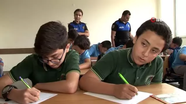 Adanalı öğrenciler Mehmetçiğe mektup gönderip selam durdu Adanalı öğrenciler Mehmetçiğe mektup gönderip selam durdu