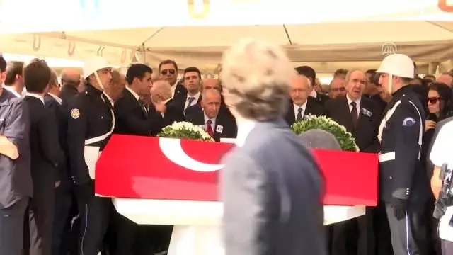 Ali Topuz ve Orhan Birgit son yolculuklarına uğurlandı Ali Topuz ve Orhan Birgit son yolculuklarına uğurlandı