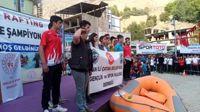 Bahçesaray'da sporculardan Mehmetçiğe asker selamı Bahçesaray'da sporculardan Mehmetçiğe asker selamı