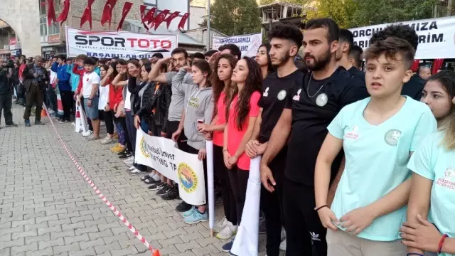 Bahçesaray'da sporculardan Mehmetçiğe asker selamı Bahçesaray'da sporculardan Mehmetçiğe asker selamı