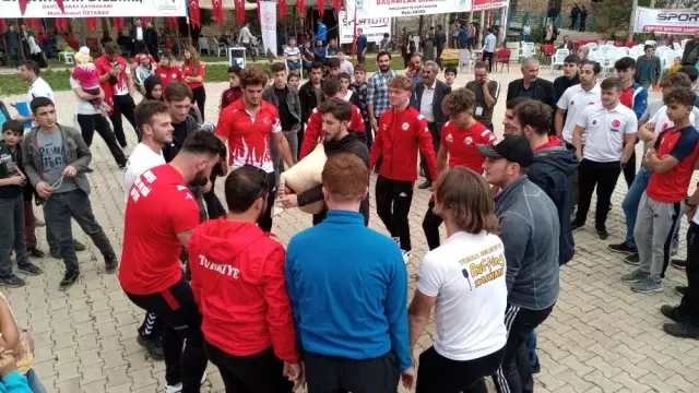 Bahçesaray'da sporculardan Mehmetçiğe asker selamı Bahçesaray'da sporculardan Mehmetçiğe asker selamı