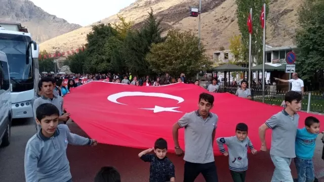 Bahçesaray'da sporculardan Mehmetçiğe asker selamı Bahçesaray'da sporculardan Mehmetçiğe asker selamı