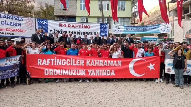 Bahçesaray'da sporculardan Mehmetçiğe asker selamı Bahçesaray'da sporculardan Mehmetçiğe asker selamı