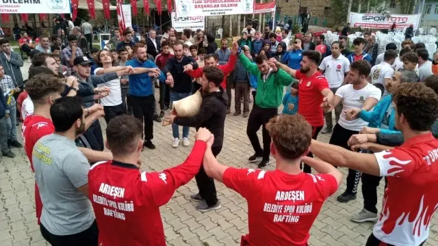 Bahçesaray'da sporculardan Mehmetçiğe asker selamı Bahçesaray'da sporculardan Mehmetçiğe asker selamı