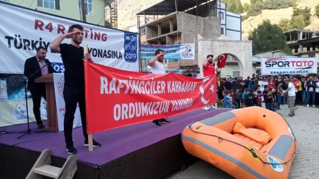 Bahçesaray'da sporculardan Mehmetçiğe asker selamı Bahçesaray'da sporculardan Mehmetçiğe asker selamı