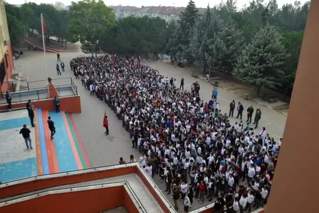 Bin 380 öğrenci aynı anda asker selamı vererek, Barış Pınarı'na destek oldu Bin 380 öğrenci aynı anda asker selamı vererek, Barış Pınarı'na destek oldu