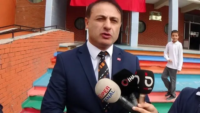 Bin 380 öğrenci aynı anda asker selamı vererek, Barış Pınarı'na destek oldu Bin 380 öğrenci aynı anda asker selamı vererek, Barış Pınarı'na destek oldu