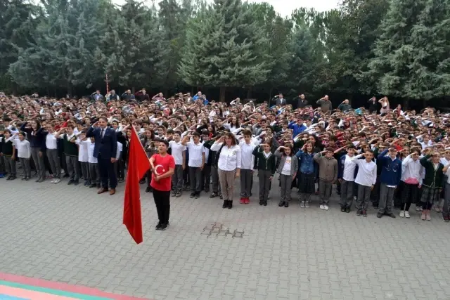 Bin 380 öğrenci aynı anda asker selamı vererek, Barış Pınarı'na destek oldu Bin 380 öğrenci aynı anda asker selamı vererek, Barış Pınarı'na destek oldu