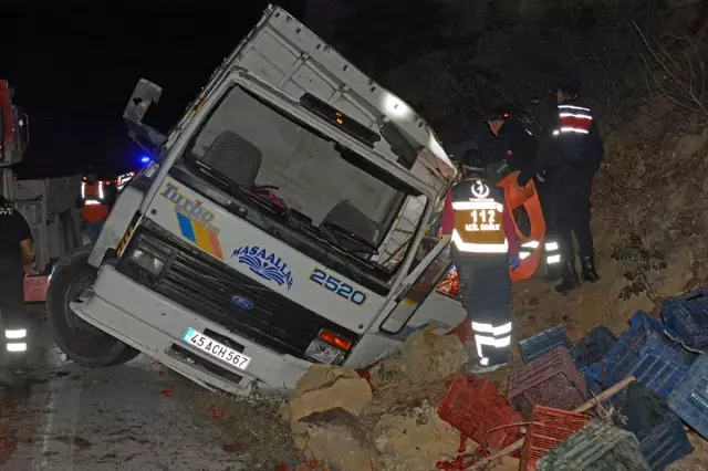Çanakkale'de kamyon şarampole devrildi: 1 yaralı