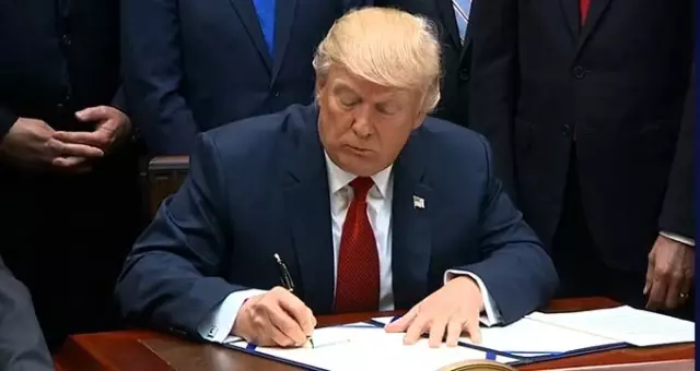 CHP'den Trump'ın Erdoğan'a gönderdiği mektuba tepki: Bu müsvedde sahibine derhal iade edilmelidir CHP'den Trump'ın Erdoğan'a gönderdiği mektuba tepki: Bu müsvedde sahibine derhal iade edilmelidir
