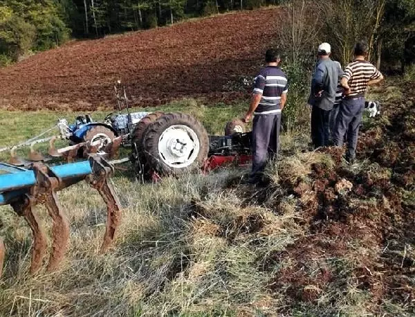 Devrilen traktörün altında kalan çiftçi öldü Devrilen traktörün altında kalan çiftçi öldü