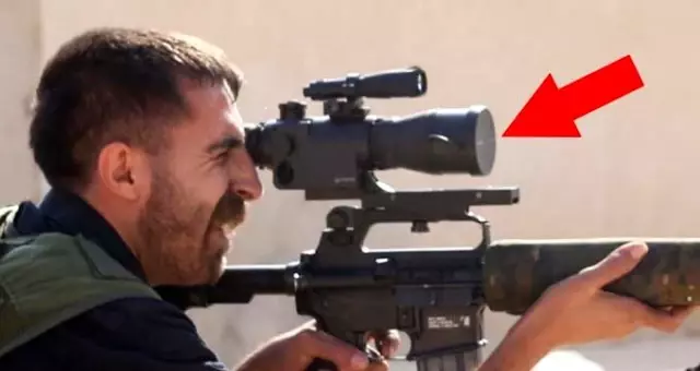 Dürbün kapağını açmadan ateş eden YPG'li terörist alay konusu oldu Dürbün kapağını açmadan ateş eden YPG'li terörist alay konusu oldu