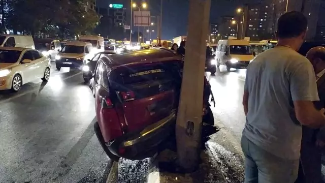 E-5'te iki otomobil çarpıştı, trafik durma noktasına geldi