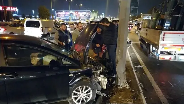 E-5'te iki otomobil çarpıştı, trafik durma noktasına geldi E-5'te iki otomobil çarpıştı, trafik durma noktasına geldi
