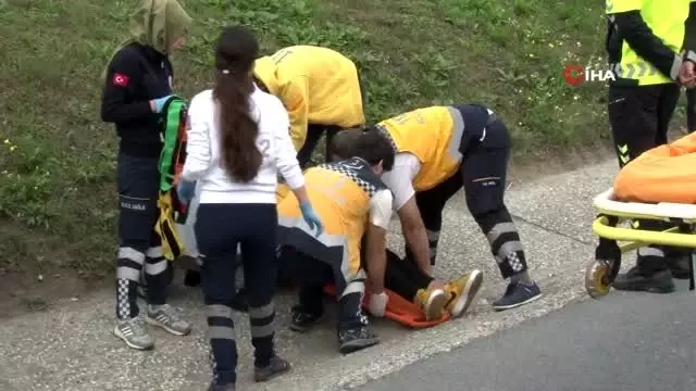 Emniyet şeridindeki otomobile motosiklet çarptı: 1 yaralı