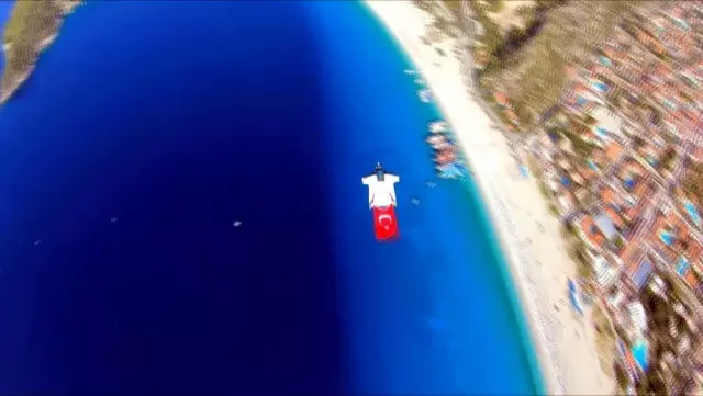 Fransız paraşütçüler, Türk bayrağını gökyüzünde dalgalandırdı Fransız paraşütçüler, Türk bayrağını gökyüzünde dalgalandırdı