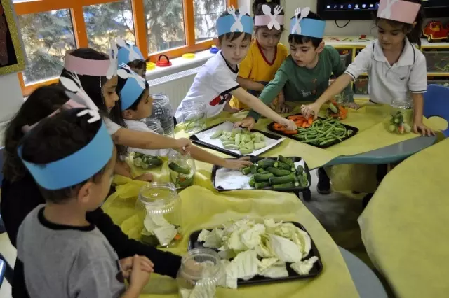 Gastronomi kentinde minik aşçılar turşu kurmayı öğrendi Gastronomi kentinde minik aşçılar turşu kurmayı öğrendi