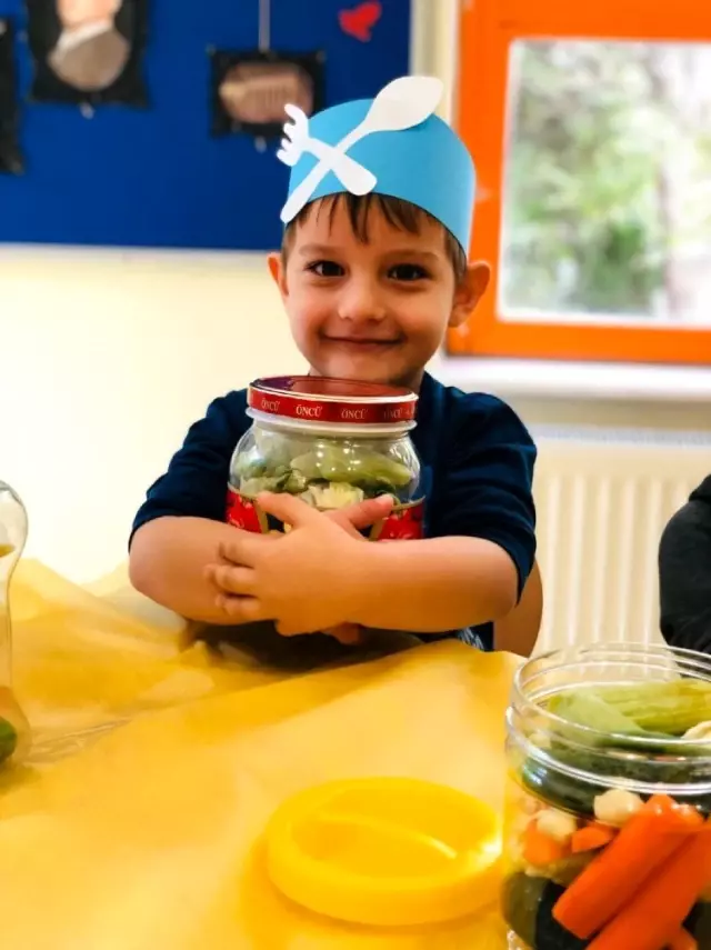 Gastronomi kentinde minik aşçılar turşu kurmayı öğrendi Gastronomi kentinde minik aşçılar turşu kurmayı öğrendi