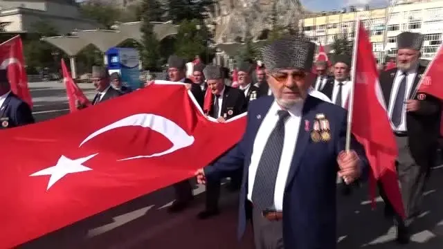 Gazilerden Mehmetçik'e Türk bayraklı asker selamlı destek Gazilerden Mehmetçik'e Türk bayraklı asker selamlı destek