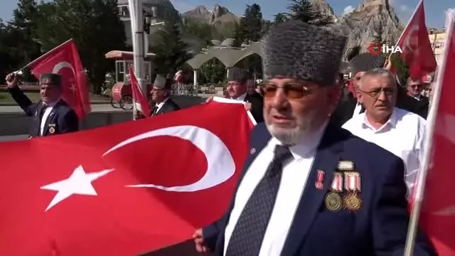 Gazilerden Mehmetçik'e Türk bayraklı asker selamlı destek Gazilerden Mehmetçik'e Türk bayraklı asker selamlı destek