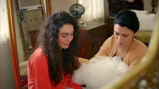 Hercai dizisinin oyuncusu Feride Çetin, Murat Özer ile evlendi Hercai dizisinin oyuncusu Feride Çetin, Murat Özer ile evlendi