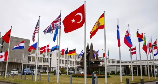 Hollanda Başbakanı'ndan Türkiye'ye destek: NATO, Türkiyesiz yapamaz Hollanda Başbakanı'ndan Türkiye'ye destek: NATO, Türkiyesiz yapamaz
