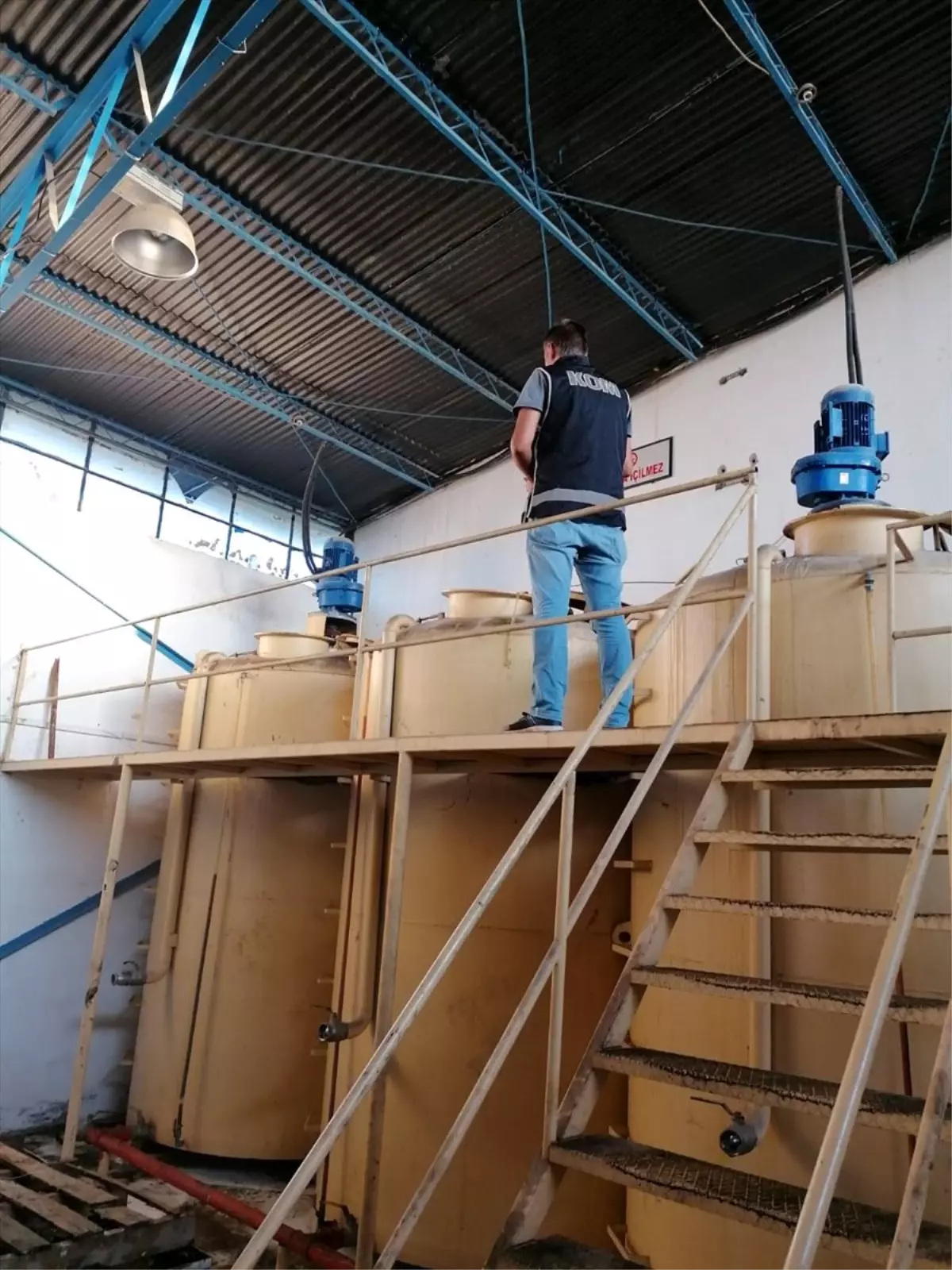 İzmir'de akaryakıt kaçakçılığı operasyonu 109 ton kaçak akaryakıt ele geçirildi