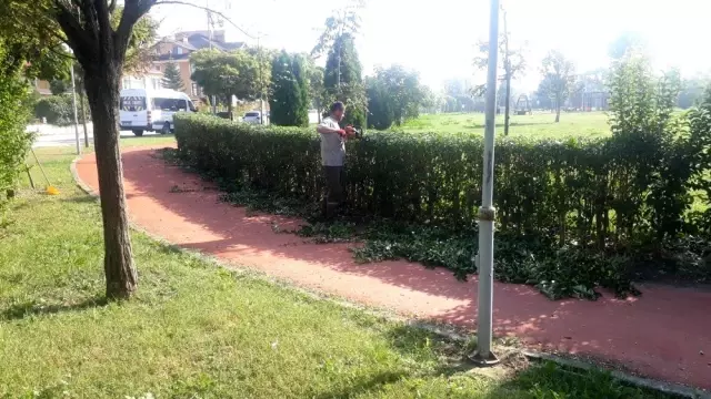 İzmit'in parkları yenilenmeye devam ediyor İzmit'in parkları yenilenmeye devam ediyor