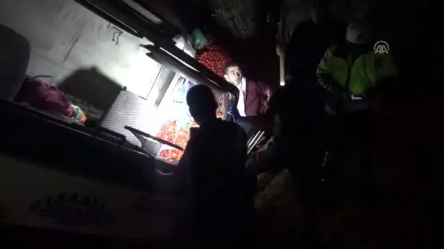 Kamyon şarampole devrildi: 1 yaralı - ÇANAKKALE
