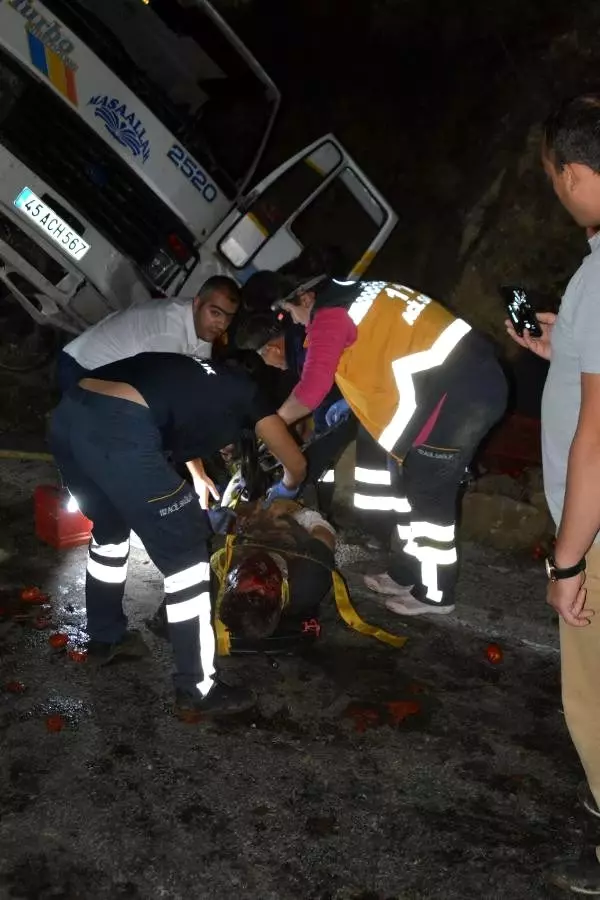 Kamyonun altında kalan sürücü güçlükle çıkarıldı Kamyonun altında kalan sürücü güçlükle çıkarıldı