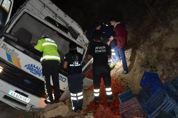 Kamyonun altında kalan sürücü güçlükle çıkarıldı Kamyonun altında kalan sürücü güçlükle çıkarıldı