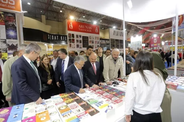Kitap fuarı rekor ziyaretçi ile devam ediyor