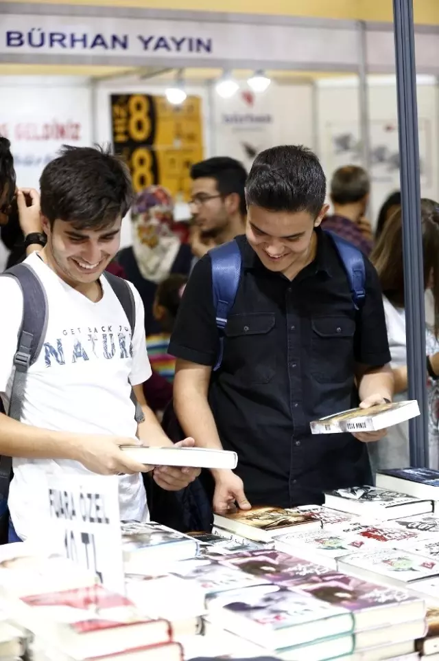 Kitap fuarı rekor ziyaretçi ile devam ediyor