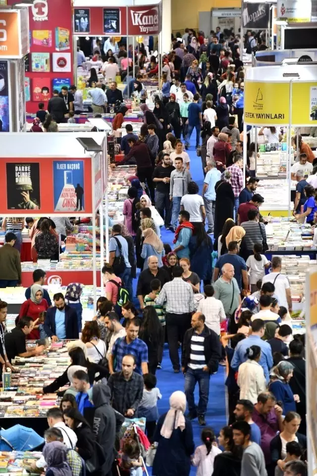Kitap fuarı rekor ziyaretçi ile devam ediyor