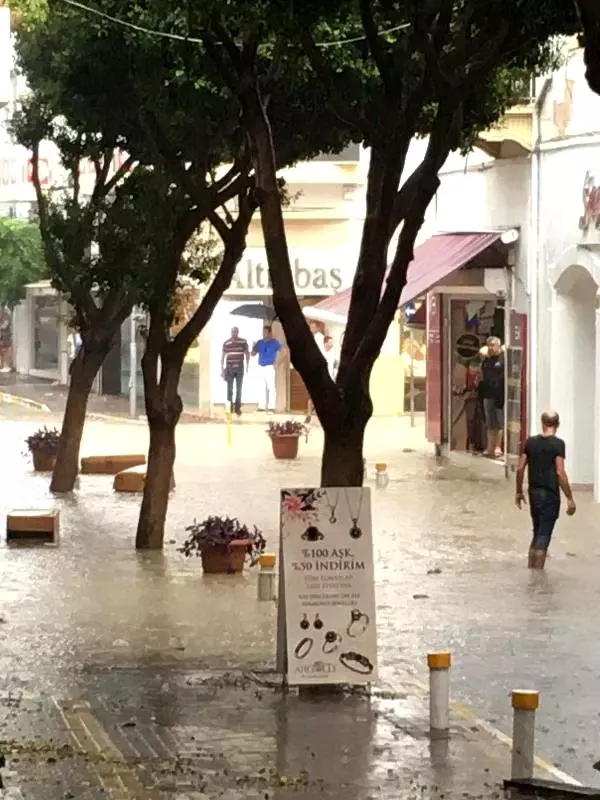 KKTC'de yoğun yağış su baskınlarına neden oldu KKTC'de yoğun yağış su baskınlarına neden oldu