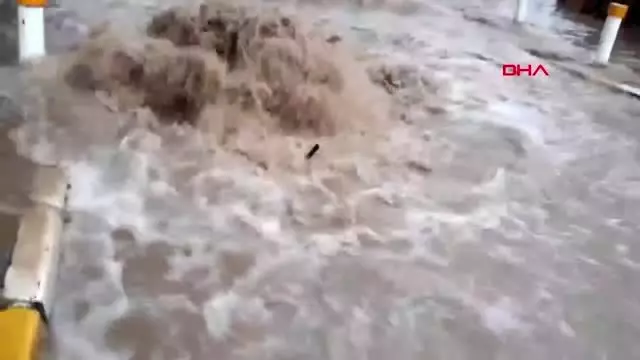 Kktc'de yoğun yağış su baskınlarına neden oldu Kktc'de yoğun yağış su baskınlarına neden oldu