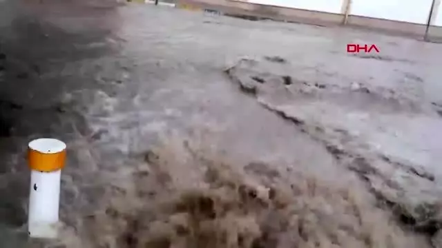 Kktc'de yoğun yağış su baskınlarına neden oldu Kktc'de yoğun yağış su baskınlarına neden oldu