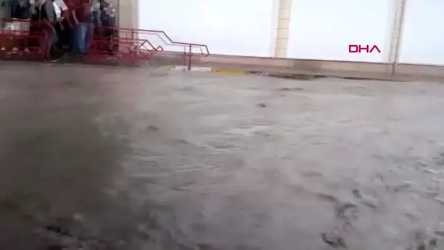 Kktc'de yoğun yağış su baskınlarına neden oldu Kktc'de yoğun yağış su baskınlarına neden oldu