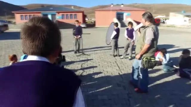 Köy çocukları kamera ile böyle tanıştı