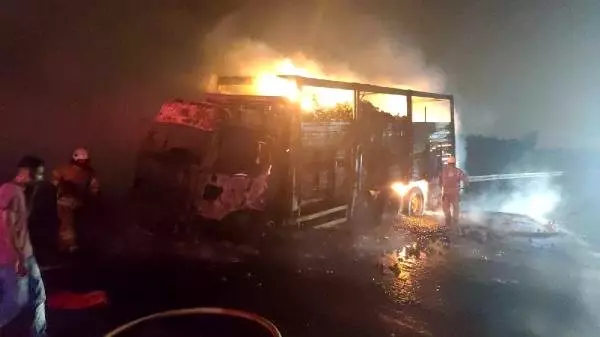 Mandalina yüklü kamyon alev alev yandı