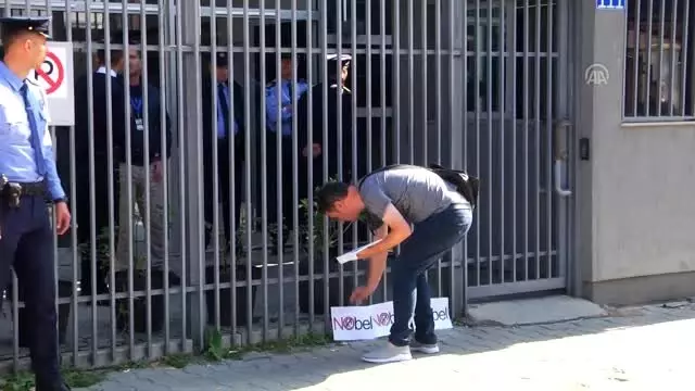 Nobel Edebiyat Ödülü'nün Handke'ye verilmesi Priştine'de protesto edildi Nobel Edebiyat Ödülü'nün Handke'ye verilmesi Priştine'de protesto edildi