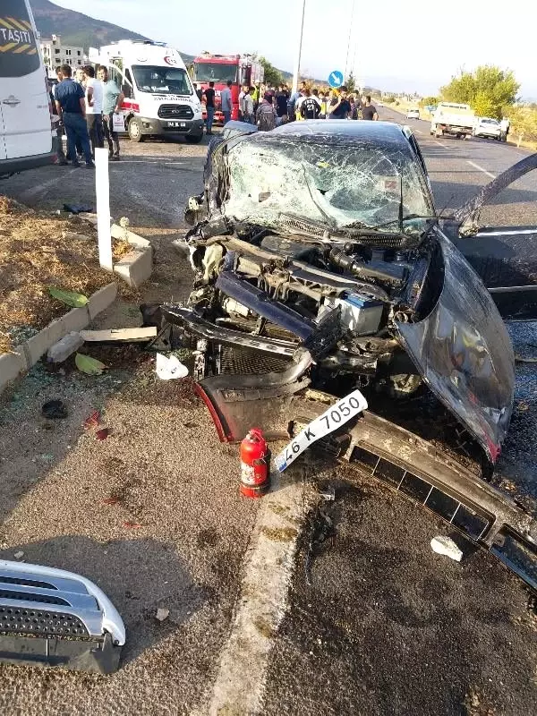 Öğrenci servisi ile otomobil çarpıştı: 1 ölü,15 yaralı Öğrenci servisi ile otomobil çarpıştı: 1 ölü,15 yaralı